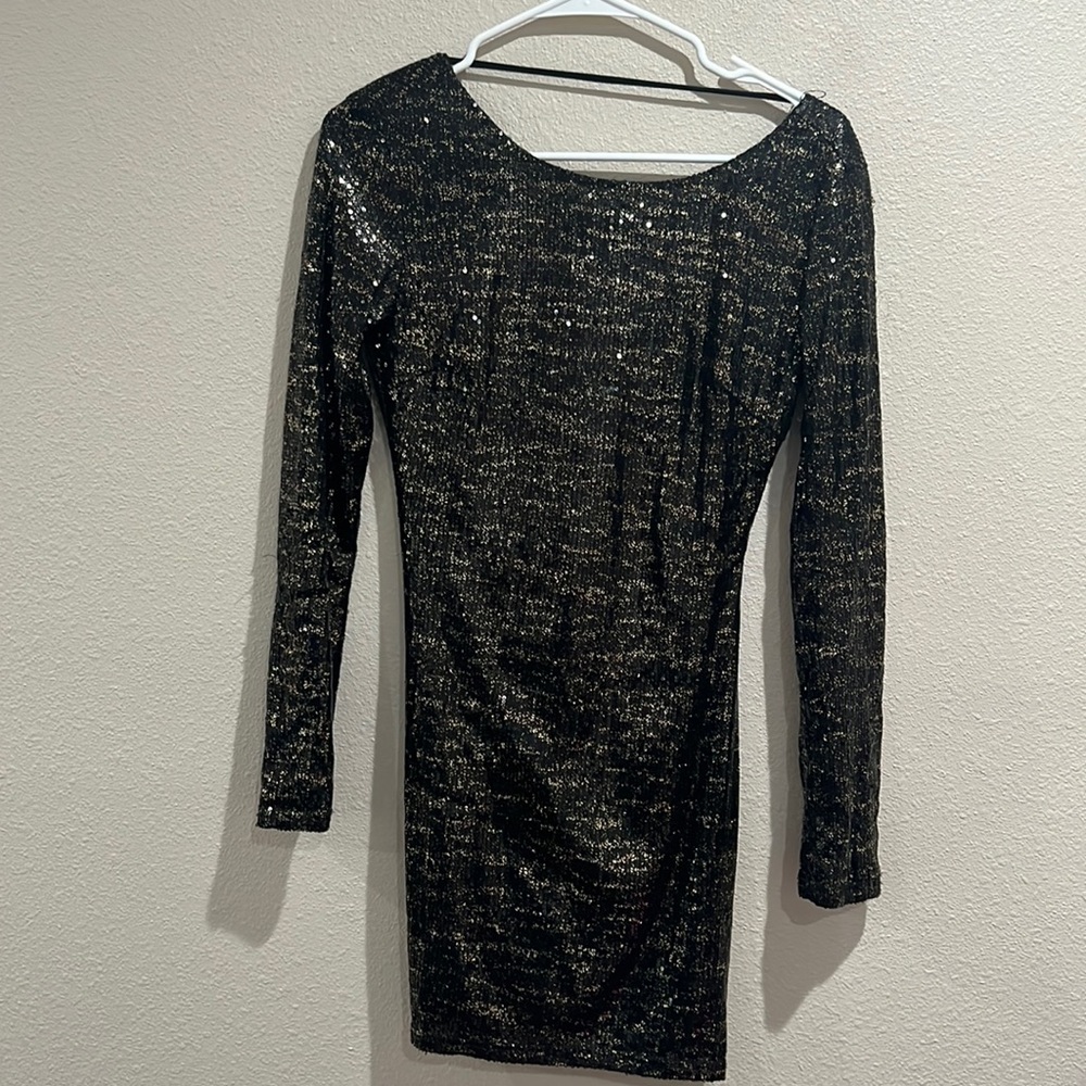 Long sleeve, sequin party dress!